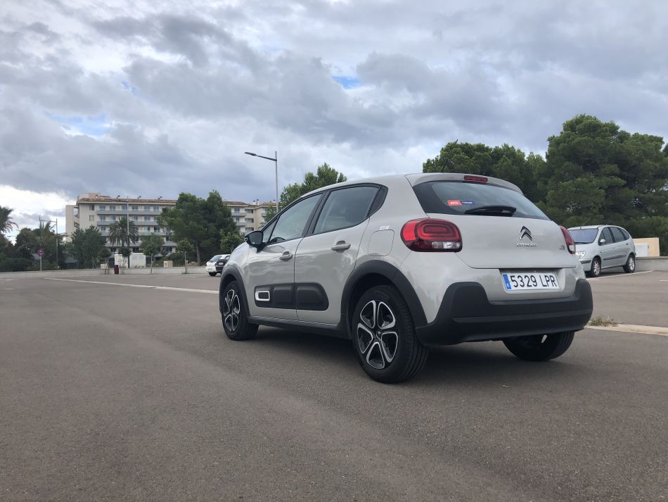 Ein AVIS Citroen C3 von hinten und gebucht am Flughafen Mallorca (PMI)