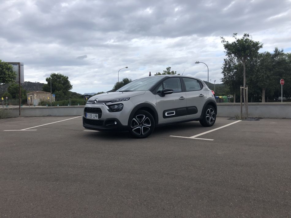 Ein AVIS Citroen C3 von vorne und gebucht am Flughafen Mallorca (PMI)