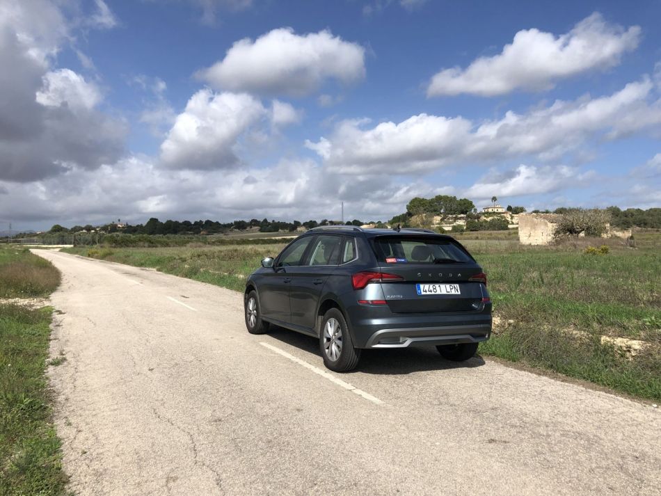 Ein Skoda Kamiq von hinten fährt auf einer Landstraße auf Mallorca