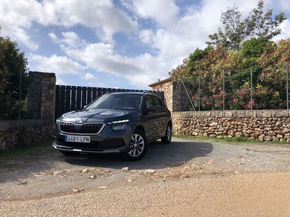 Skoda Kamiq von vorne in einer Hofeinfahrt auf Mallorca