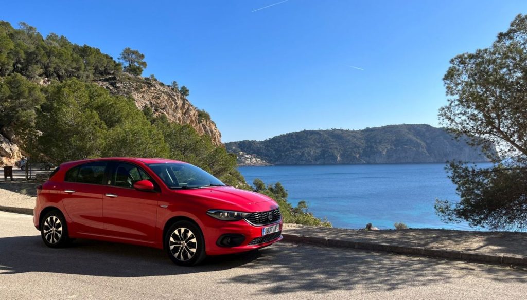 Fiat Tipo auf Mallorca mit Aussicht auf das Wasser