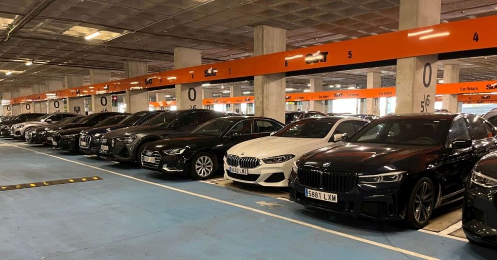 Sixt Fahrzeuge im Parkhaus am Flughafen Mallorca PMI