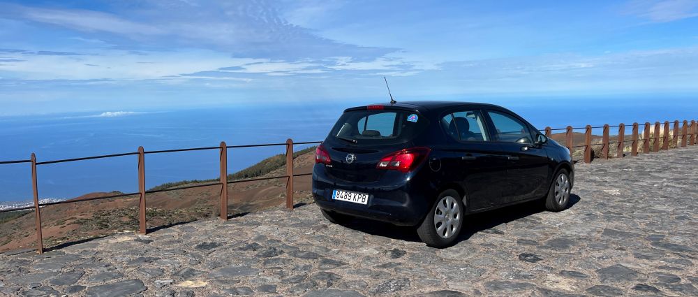 TUI Cras Mietwagen auf gepflastertem Parkplatz auf Fuerteventura und Blick auf den Atlantik im Hintergrund