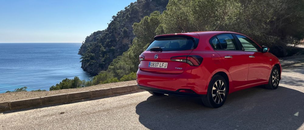 Sunny Cars Mietwagen mit Blick auf das Meer im Hintergrund