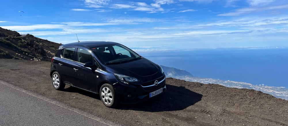 Gebuchter TUI Cars Mietwagen steht auf einem Parkplatz auf Fuerteventura mit Sicht auf den Atlantik