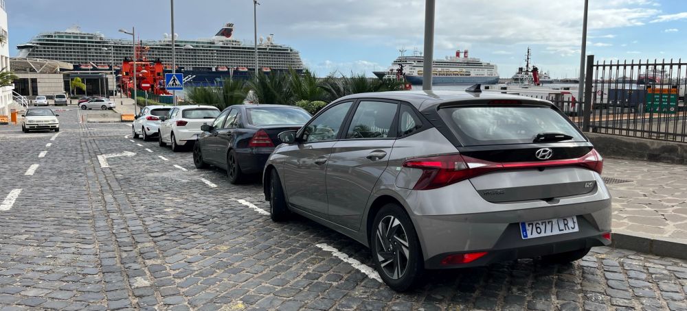 Ein Hyundai i20 Mietwagen von TUI Cars am Hafen Santa Cruz Teneriffa mit Kreuzfahrtschiffen im Hintergrund