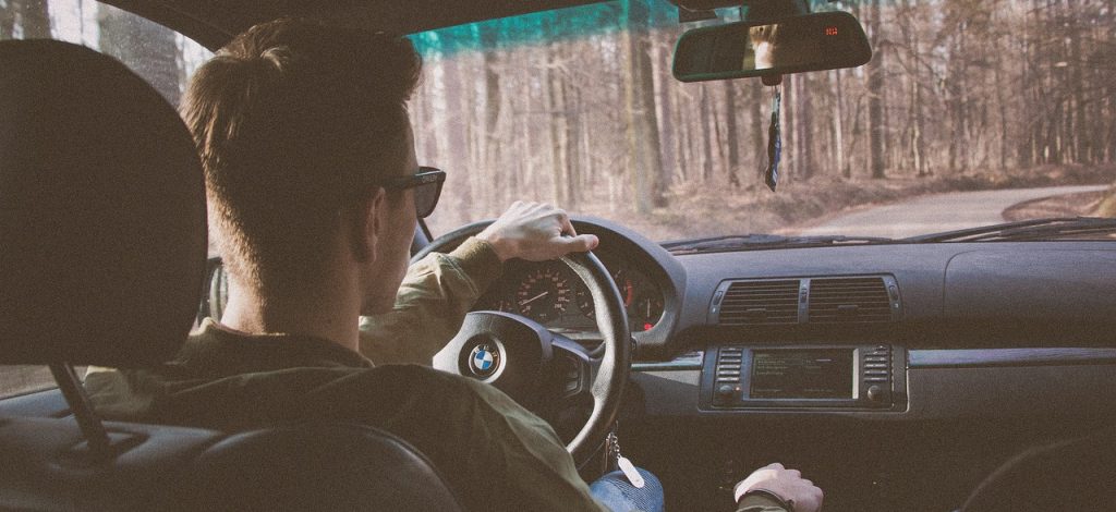 Ein junger Fahrer hat bei Sixt ein Auto gemietet