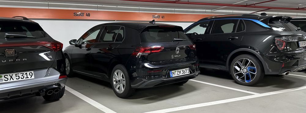 Sixt VW Golf auf Parkplatz, welcher auch von jungen Fahrern gefahren werden kann