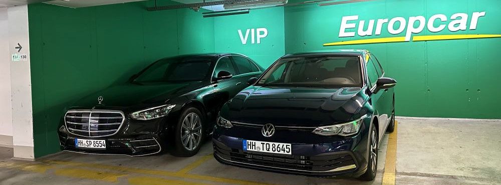 Europcar Fahrzeuge der Kategorie Intermediate Elite auf VIP-Parkplätzen