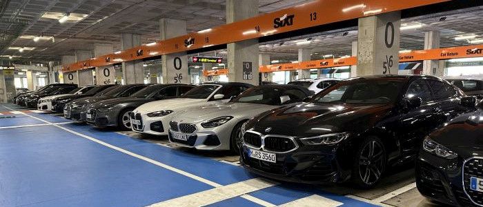 Sixt Autos auf dem Stationsparkplatz, die als Glücksauto ausgegeben werden können