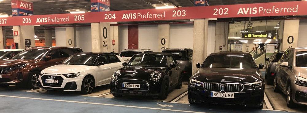 AVIS Autos unterschiedlicher Fahrzeuggruppen auf dem Stationsparkplatz