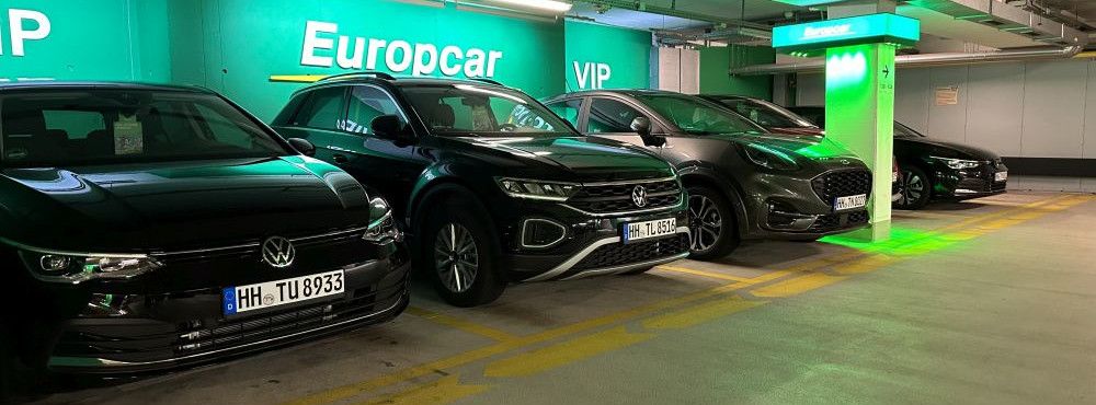 Autos aus den unterschiedlichen Europcar Fahrzeugklassen auf dem Stationsparkplatz