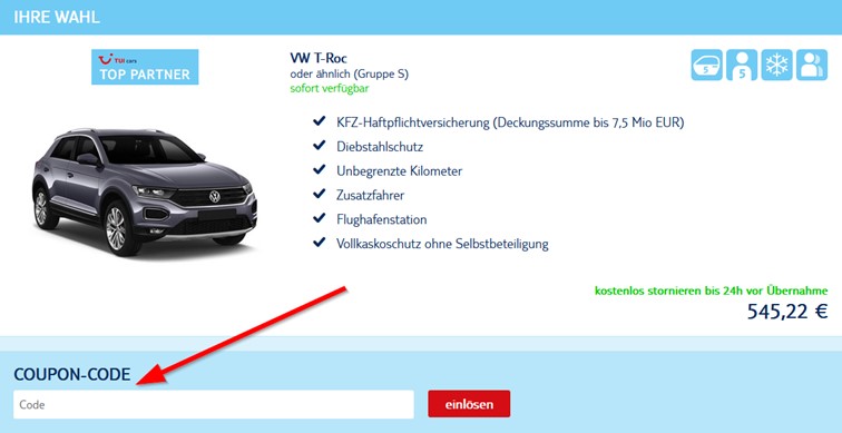 Buchungsübersicht bei TUI Cars mit Fahrzeugauswahl: VW T-Roc oder ähnlich, inklusive Versicherungen, Zusatzfahrer, Flughafenstation und Vollkaskoschutz ohne Selbstbeteiligung. Darunter ein Eingabefeld für den Coupon-Code mit rotem Einlöse-Button.