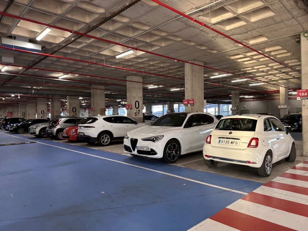 Parkhaus am Flughafen Mallorca mit Mietautos der Autovermietung RecordGo