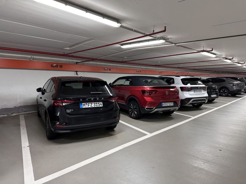 Škoda Fabia in schwarzer Lackierung, geparkt in einer Tiefgarage.
