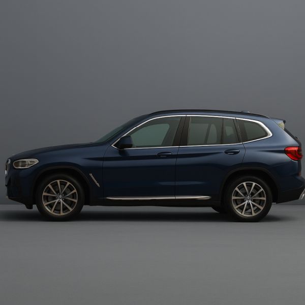 Seitenansicht eines blauen BMW X3 vor grauem Hintergrund, modernes SUV-Design mit markanter Front und eleganten Linien.