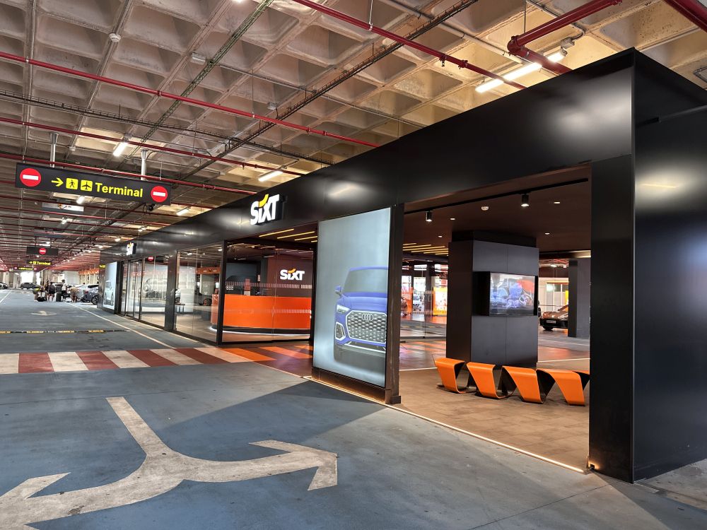 Sixt Autovermietung am Flughafen Mallorca mit renovierter Mietstation, Lounge Bereich und Empfangsschalter.